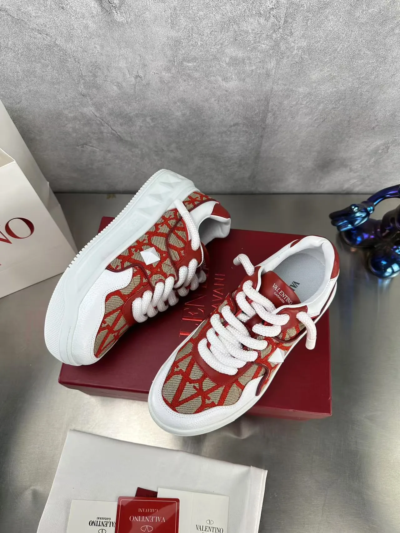 👟👟Ex-factory price 640👟👟 🔺Valentino🔺Valentino new casual shoes 2023 latest model hot style for catwalk couples, thick shoelaces, the same style as Elsa Hosk, Zhang Yixing, Guan Xiaotong and many other stars 🔥 Top version + lasting process, full oil edge on the upper. Fabric: Customized cowhide + cowhide lining with breathable mesh. Outsole: original molded TPU thickened outsole. Size for women is 35-40. Men’s size is 39-45.